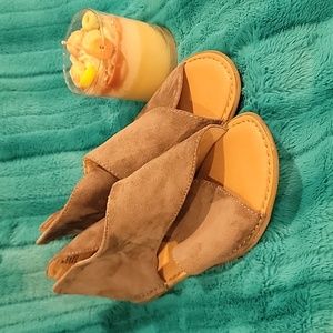 A pair of barely used b.o.c. Women's, Bria Sandals size 8